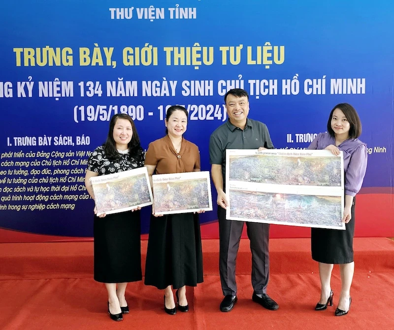 Đại diện Văn phòng Báo Nhân Dân tại Quảng Ninh tặng tranh panorama "Chiến dịch Điện Biên Phủ" cho bạn đọc.