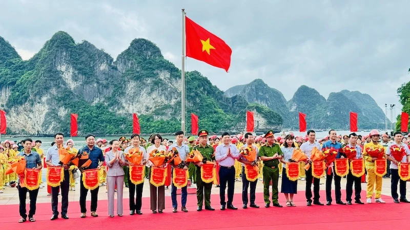 Lãnh đạo tỉnh Quảng Ninh và Ban tổ chức tặng cờ lưu niệm cho các Đội tham gia Hội thi.