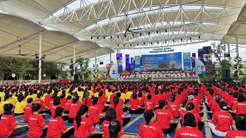 Ngày Quốc tế Yoga lần thứ 10 được tổ chức tại huyện Vân Đồn, tỉnh Quảng Ninh.