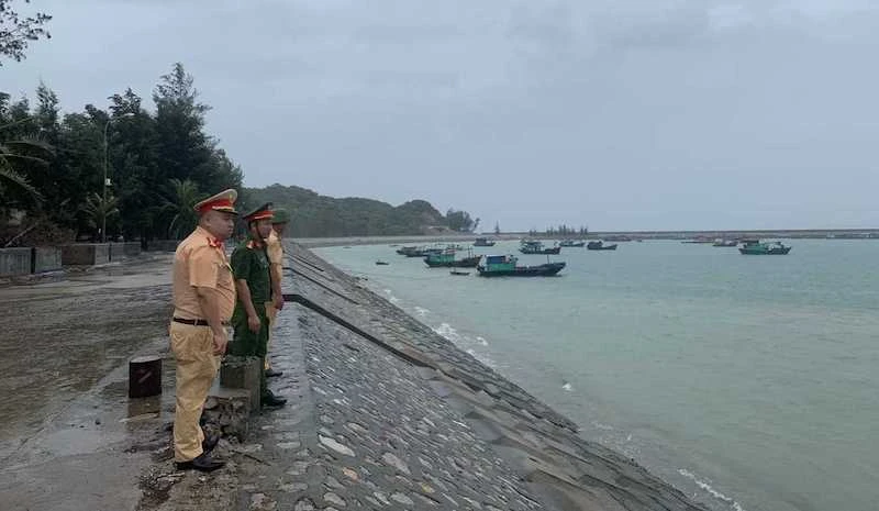 Công an huyện Cô Tô kiểm đếm các phương tiện đang neo đậu ở khu vực tránh trú bão trên đảo.