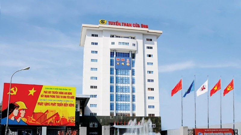 Trụ sở Công ty Tuyển than Cửa Ông được xây dựng khang trang.