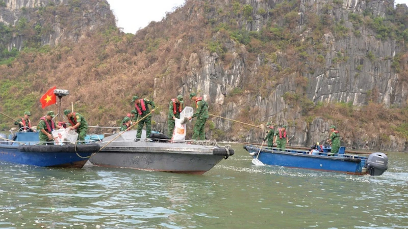 Bộ đội Biên phòng Quảng Ninh tham gia dọn rác thải trên Vịnh Hạ Long.