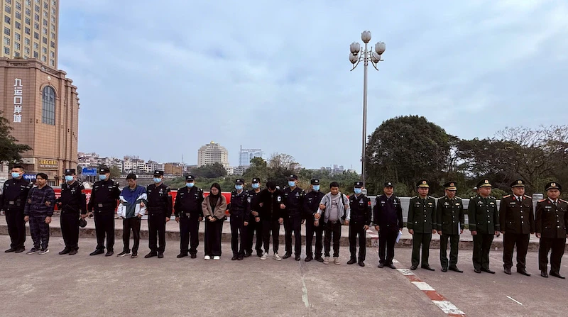 Đồn Biên phòng cửa khẩu quốc tế Móng Cái tiến hành trao trả 6 người Trung Quốc nhập cảnh trái phép vào Việt Nam theo hiệp định giữa hai nước.