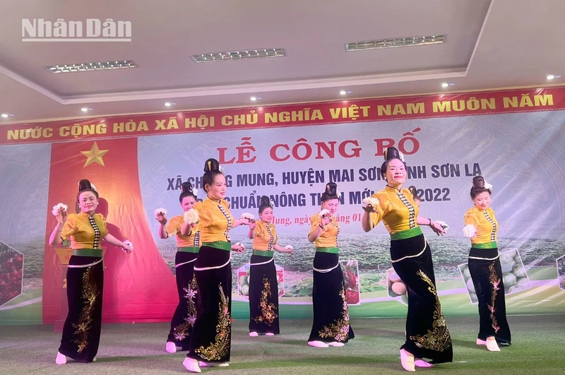 Văn nghệ chào mừng tại lễ công bố xã Chiềng Mung đạt chuẩn nông thôn mới.