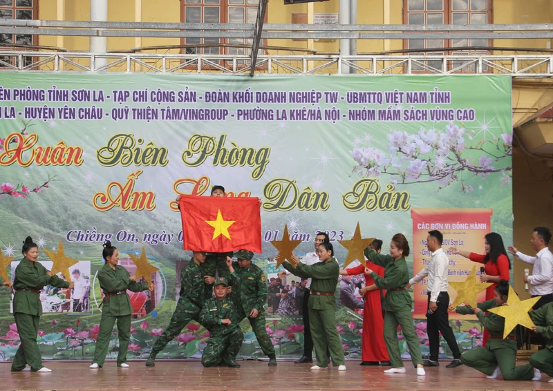 Chương trình đã tặng cờ và ảnh Bác Hồ cho người dân xã biên giới Chiềng On.