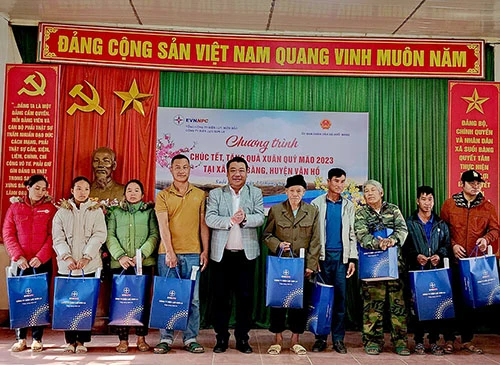 Lãnh đạo Công ty Điện lực Sơn La trao quà Tết cho các hộ nghèo xã Suối Bàng.