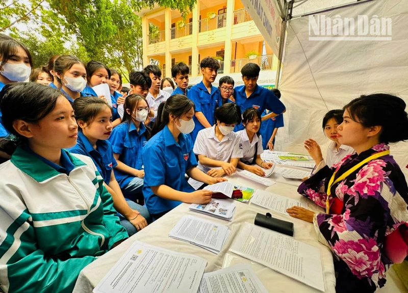 Công ty cổ phần Tohoku Sông Đà tư vấn du học cho học sinh.