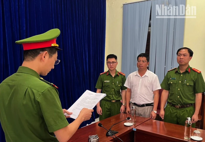 Cơ quan Cảnh sát điều tra, Công an tỉnh Sơn La thi hành lệnh bắt bị can Lê Văn Kỳ.