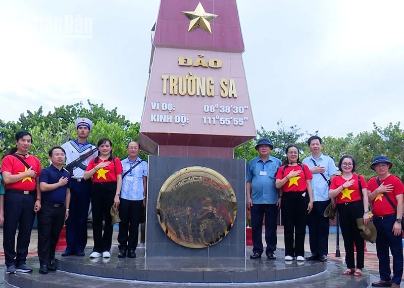 Đoàn công tác tỉnh Sơn La thăm đảo Trường Sa lớn.
