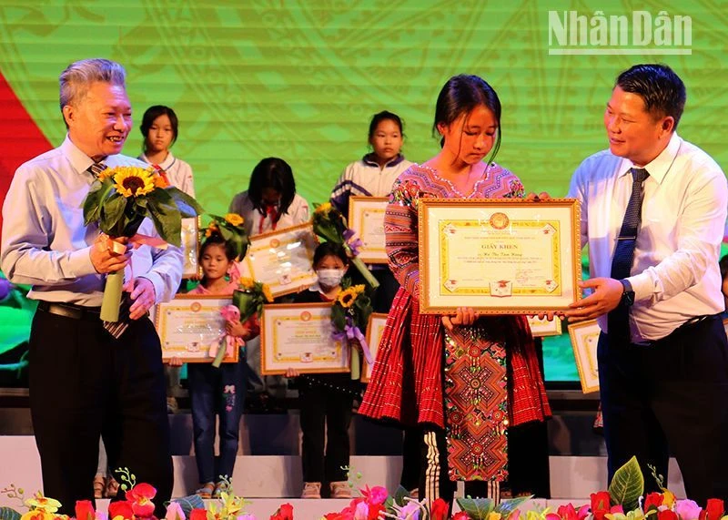 Lãnh đạo Tỉnh ủy Sơn La và Hội Khuyến học Việt Nam trao giấy khen cho học sinh nghèo hiếu học. 