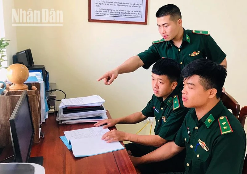 Các đồng chí sĩ quan trẻ của Đồn Biên phòng Mường Lèo, huyện Sốp Cộp nghiên cứu tiếng dân tộc qua các phần mềm trên máy tính.