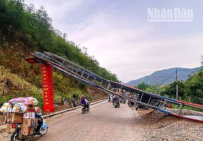 Gió lốc đã làm đổ sập cổng chào xã Chiềng Khoong, huyện Sông Mã.