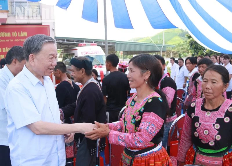 Bộ trưởng Tô Lâm thăm, tặng quà các hộ có hoàn cảnh đặc biệt khó khăn nhân dịp kỷ niệm 10 năm thành lập huyện Vân Hồ.