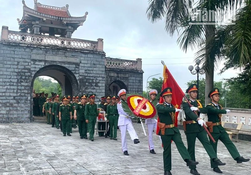 Lễ truy điệu và an táng 8 liệt sĩ tại Nghĩa trang liệt sĩ Tông Khao. 