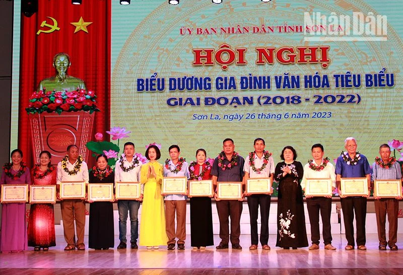 Lãnh đạo Ủy ban nhân dân tỉnh và Sở Văn hóa, Thể thao và Du lịch tỉnh Sơn La tặng Bằng khen các gia đình văn hóa tiêu biểu.