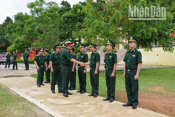 Đồng chí Thượng tướng Huỳnh Chiến Thắng kiểm tra công tác Biên phòng tại Đồn Biên phòng Cửa khẩu Lóng Sập.