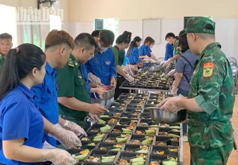 Các lực lượng tham gia nấu bữa cơm trưa miễn phí cho các thí sinh tại điểm thị xã Chiềng Khương.