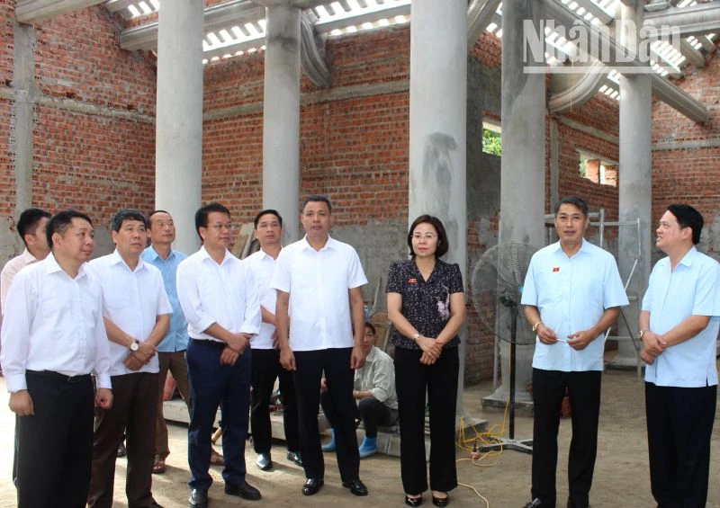 Đoàn đại biểu Quốc hội tỉnh Sơn La kiểm tra công trình tôn tạo, nâng cấp Đền thờ Hai Bà Trưng tại xã Chiềng Khương.