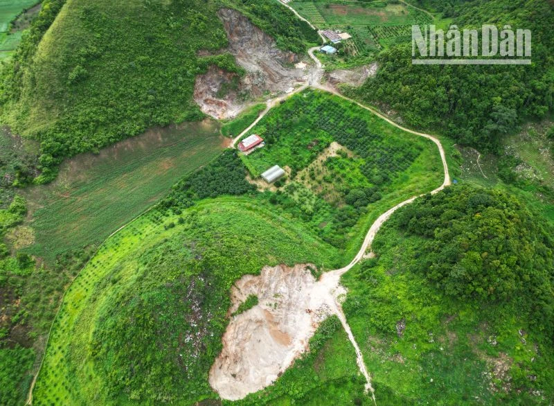 Một điểm khai thác khoáng sản chưa được cấp phép tại khu vực Trại B, Tiểu khu 19/5, thị trấn Nông trường Mộc Châu. (Ảnh chụp sáng 26/6/2023)