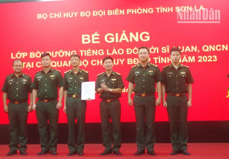 Lãnh đạo Bộ Chỉ huy Bộ đội Biên phòng tỉnh Sơn La trao giấy chứng cho các học viên.