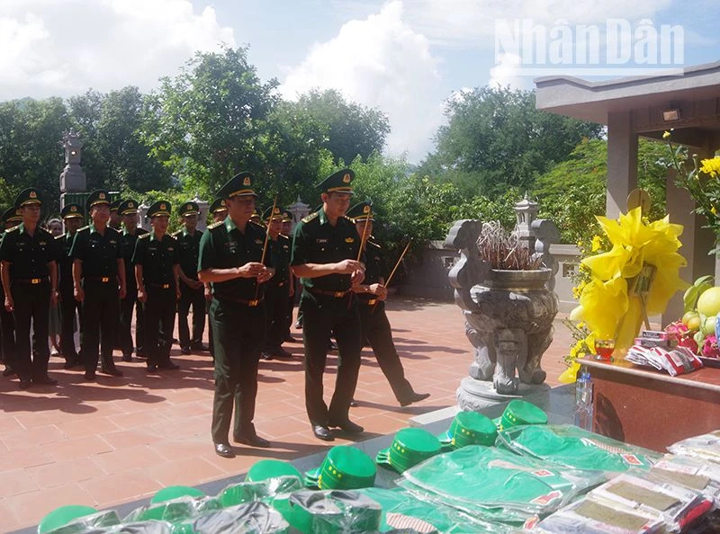 Cán bộ, chiến sĩ Bộ đội Biên phòng tỉnh Sơn La thắp hương tri ân tại Đài tưởng niệm các Anh hùng liệt sĩ khu vực Đồn Biên phòng Cửa khẩu Chiềng Khương.