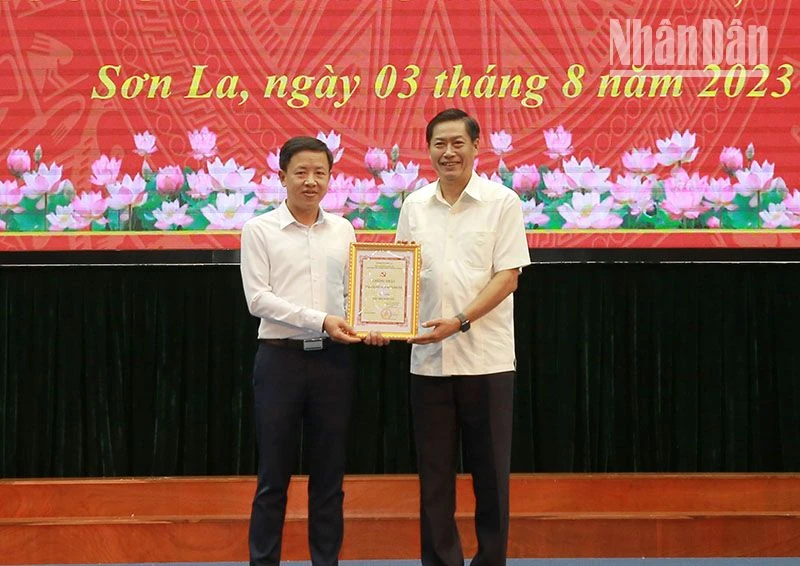Đồng chí Bí thư Tỉnh ủy Sơn La trao giải chuyên đề cho Đài PT-TH tỉnh Sơn La.