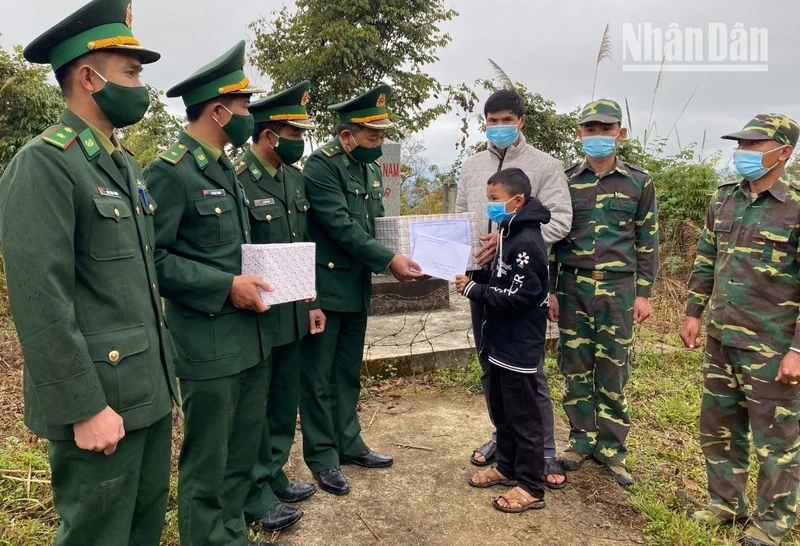 Bộ đội Biên phòng Sơn La tặng quà, học bổng cho con nuôi biên phòng là học sinh nước bạn Lào.