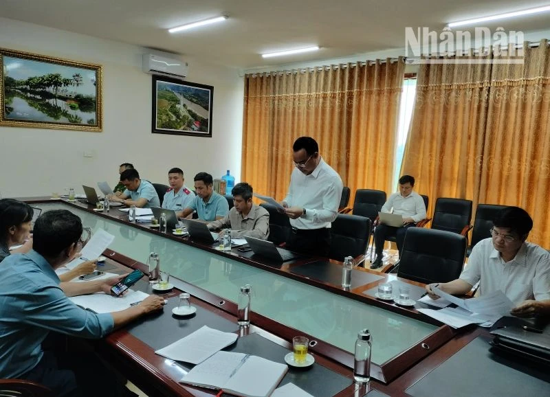 Đoàn kiểm tra, xác minh của huyện Mộc Châu làm việc với phóng viên Báo Nhân Dân.