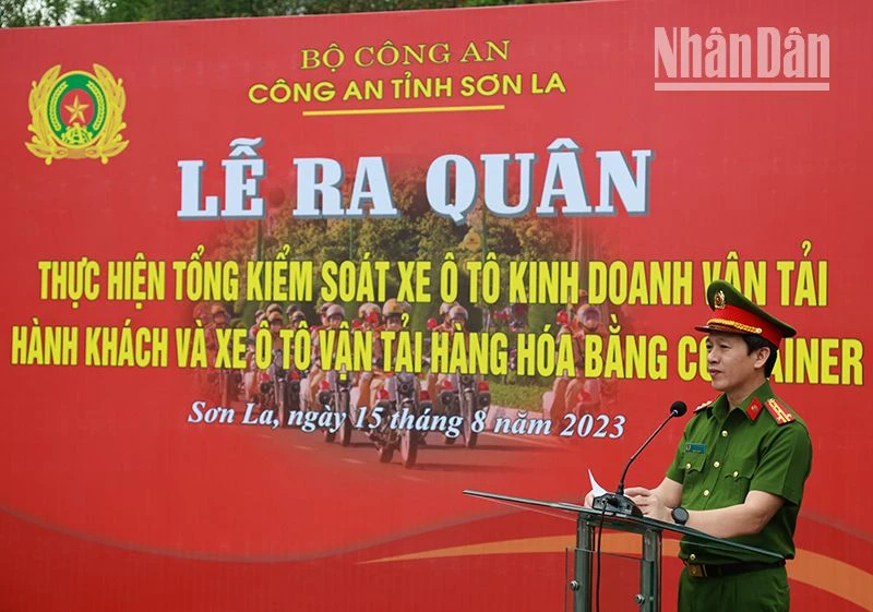 Lãnh đạo Công an tỉnh Sơn La phát biểu phát động tại lễ ra quân tổng kiểm soát xe ô-tô kinh doanh vận tải hành khách và hàng hóa bằng container.