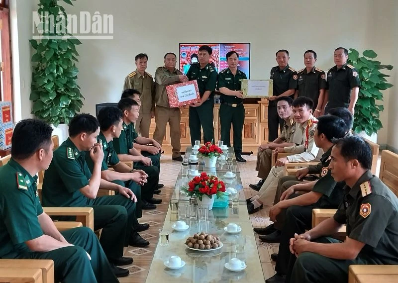 Đoàn công tác Ban Chỉ huy Quân sự và Công an huyện Sopbao chúc mừng Ngày Quốc khánh nước Cộng hòa Xã hội Chủ nghĩa Việt Nam tại Đồn Biên phòng Chiềng Sơn.