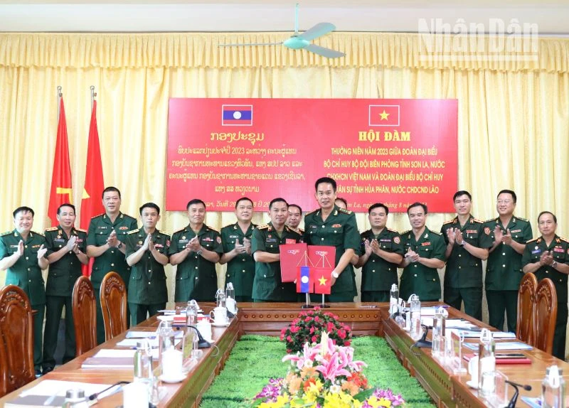 Đại diện lãnh đạo Bộ đội Biên phòng tỉnh Sơn La và Bộ Chỉ huy quân sự tỉnh Houaphanh ký biên bản ghi nhớ.