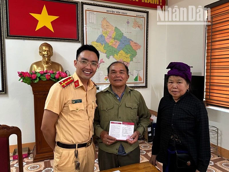 Đại úy Nguyễn Đình Viễn đã giúp vợ chồng ông H.V.T không bị kẻ xấu lừa đảo số tiền 400 triệu đồng trên không gian mạng.