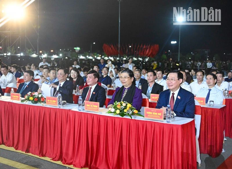 Chủ tịch Quốc hội Vương Đình Huệ cùng các đồng chí lãnh đạo, nguyên lãnh đạo Đảng, Nhà nước và các đại biểu dự lễ khai mạc Lễ hội cà-phê Sơn La. (Ảnh: Duy Linh)