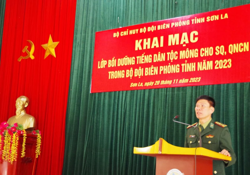 Đại tá Vũ Đức Tú, Phó Chính ủy Bộ đội Biên phòng tỉnh Sơn La phát biểu tại khai mạc lớp bồi dưỡng. (Ảnh: QUÀNG HÙNG)
