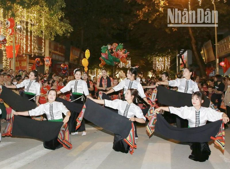 Hoạt động biểu diễn nghệ thuật đường phố với nhiều tiết mục đậm bản sắc văn hóa các dân tộc huyện Phù Yên.