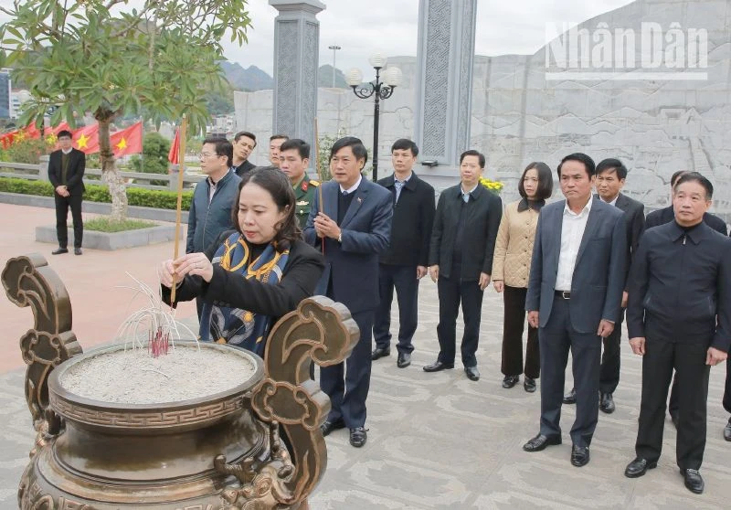 Phó Chủ tịch nước Võ Thị Ánh Xuân cùng đoàn công tác và lãnh đạo tỉnh Sơn La dâng hương Đền thờ Bác Hồ tại Quảng trường Tây Bắc. 