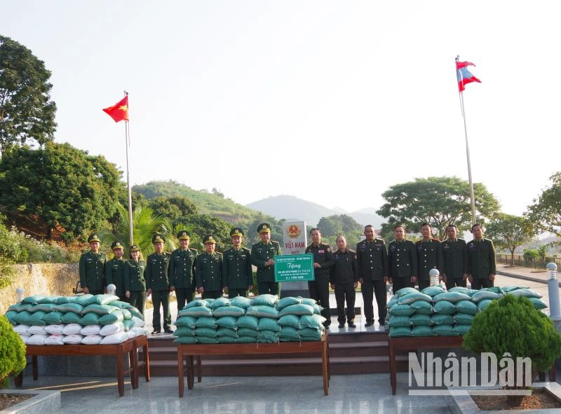 Bộ Chỉ huy Bộ đội Biên phòng tỉnh Sơn La tặng gạo cho các Đại đội Biên phòng của Bộ Chỉ huy Quân sự tỉnh Houaphanh tại cột Mốc 207.