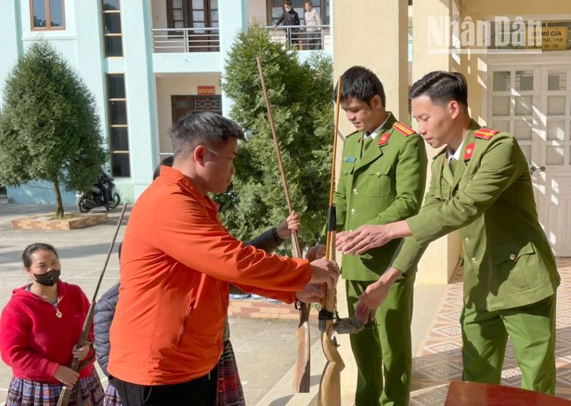 Người dân xã Lóng Luông tự nguyện giao nộp súng cho lực lượng công an.