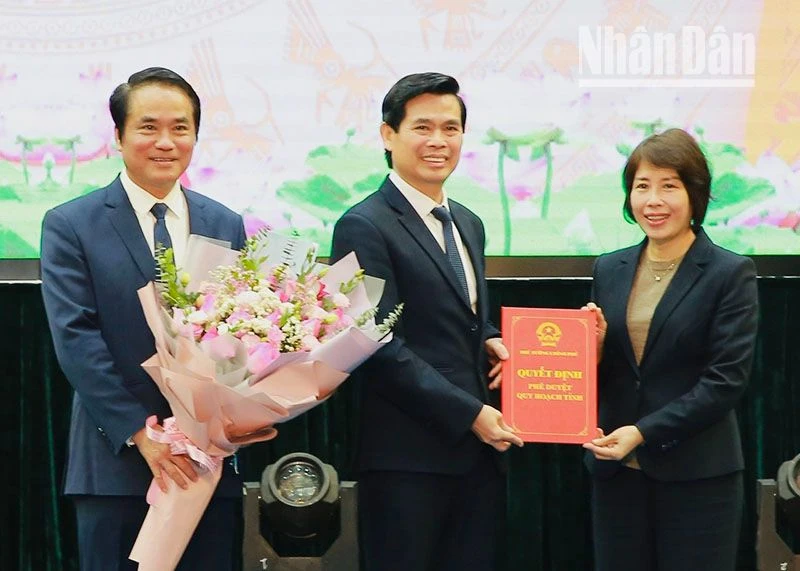 Đồng chí Nguyễn Thị Bích Ngọc, Thứ trưởng Kế hoạch và Đầu tư chuyển trao Quyết định của Thủ tướng Chính phủ phê duyệt Quy hoạch tỉnh Sơn La thời kỳ 2021-2030, tầm nhìn đến năm 2050 cho lãnh đạo tỉnh Sơn La.