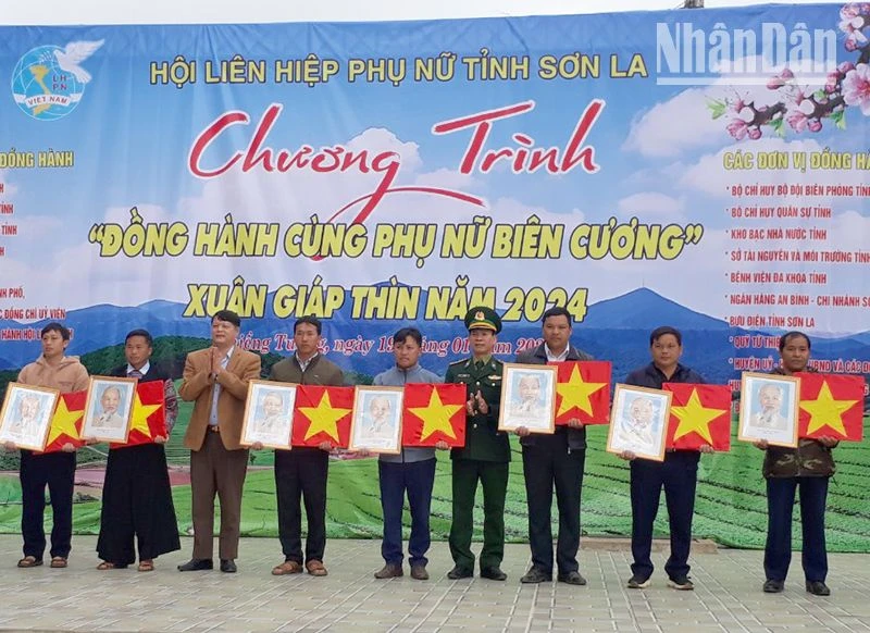 Tặng cờ Tổ quốc và ảnh Bác Hồ cho các bản của xã biên giới Chiềng Tương, huyện Yên Châu, Sơn La.