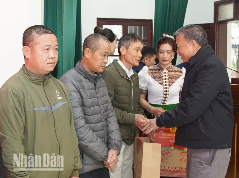 Đồng chí Đại tướng Tô Lâm, Ủy viên Bộ Chính trị, Bộ Trưởng Công an tặng quà Tết cho các gia đình chính sách, người có công và hộ nghèo Sơn La.
