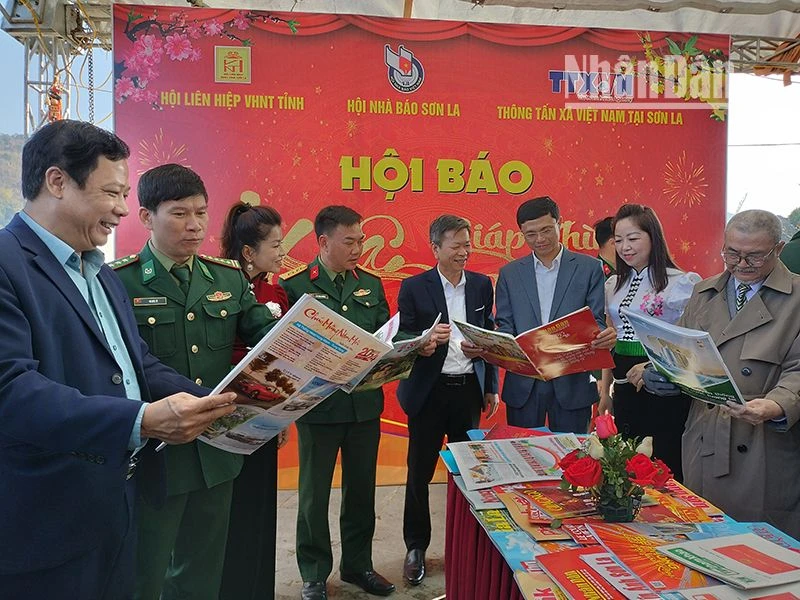 Các đại biểu tham quan gian trưng bày báo Xuân của các cơ quan báo chí Trung ương tại Hội báo Xuân Giáp Thìn tỉnh Sơn La 2024.