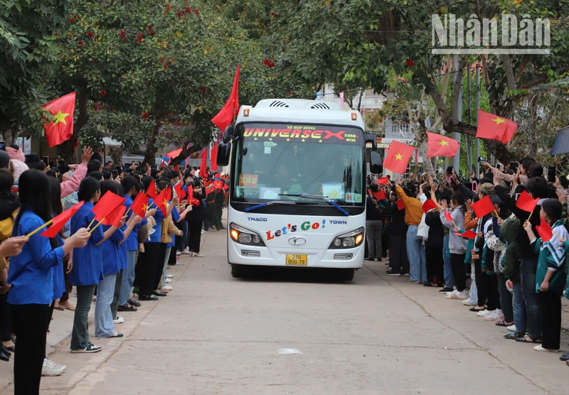 Trong dịp này, 12 huyện, thành phố của tỉnh Sơn La nô nức tiễn tân binh lên đường nhập ngũ.