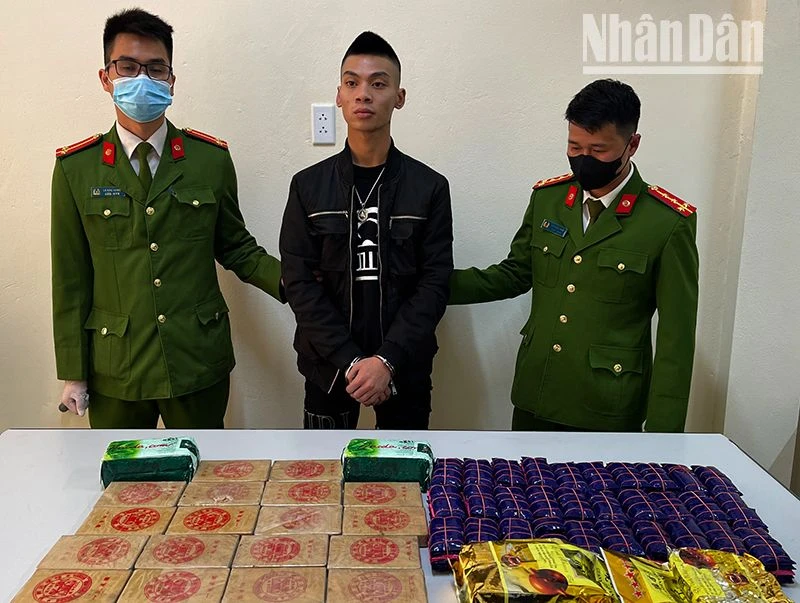 Đối tượng Nguyễn Đình Duy cùng số lượng ma túy bị cơ quan công an thu giữ.