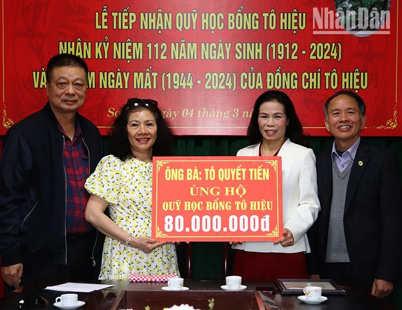 Lãnh đạo Hội Khuyến học tỉnh Sơn La tiếp nhận số tiền của gia đình ông Tô Quyết Tiến (thân nhân nhà cách mạng Tô Hiệu) ủng hộ Quỹ học bổng Tô Hiệu. 