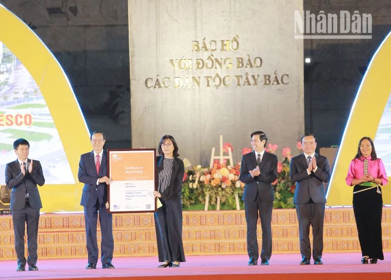 Trưởng ban Giáo dục, Văn phòng UNESCO tại Hà Nội trao chứng nhận "Thành phố học tập toàn cầu" cho Thứ trưởng Bộ Giáo dục và Đào tạo Phạm Ngọc Thưởng. 