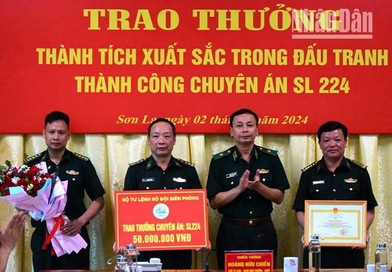 Thiếu tướng Hoàng Hữu Chiến, Phó Tư lệnh Bộ Tư lệnh kiêm Tham mưu trưởng Bộ đội Biên phòng trao thưởng cho lực lượng có thành tích phá thành công Chuyên án SL224.