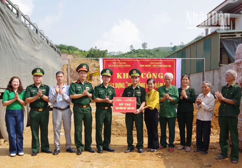 Các đại biểu cùng gia đình thượng úy Lê Văn Chung trong ngày khởi công xây dựng “Nhà đồng đội”.