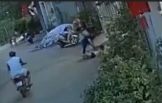 Hình ảnh vụ việc bà Lê Thị Lợi đánh cháu bé 8 tuổi. (Trích xuất từ Camera)
