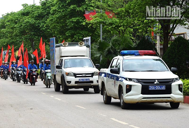 Các lực lượng diễu hành tuyên truyền về quyền và bảo vệ trẻ em trên các tuyến đường của huyện Quỳnh Nhai, tỉnh Sơn La.